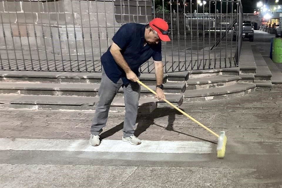 Limpian piso de Palacio de Gobierno y Explanada de los Héroes con máquina a presión.