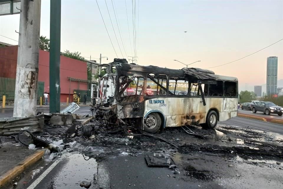 La unidad de pasajeros fue consumida por el fuego.