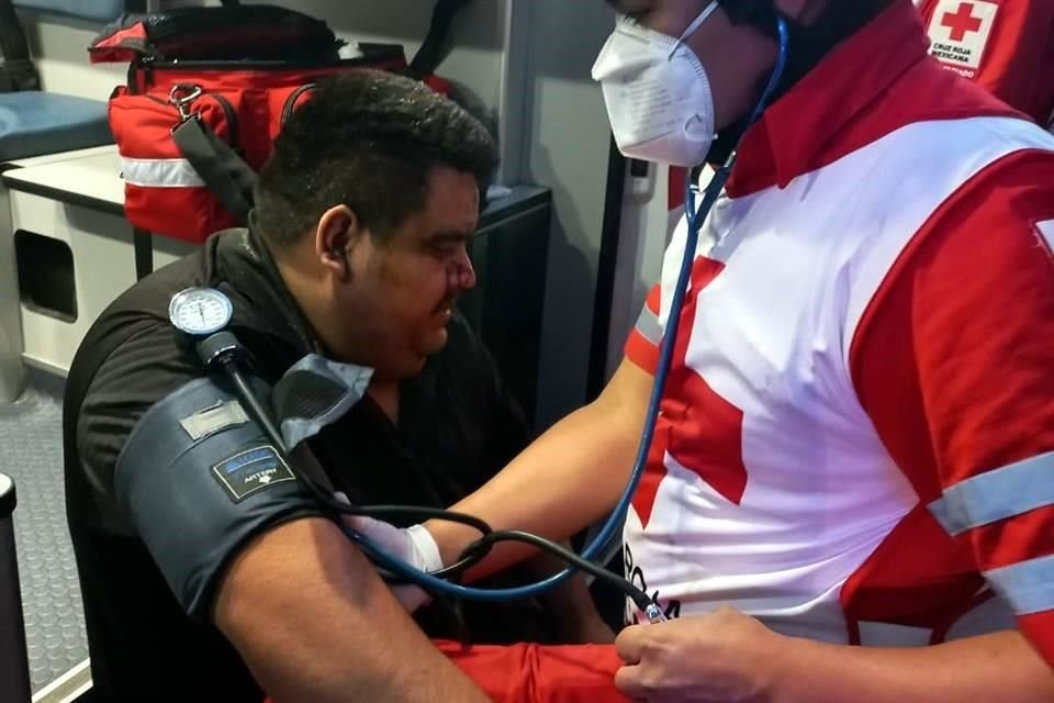 José de Jesús Ramírez, a sus 32 años, recibió apoyo de paramédicos.