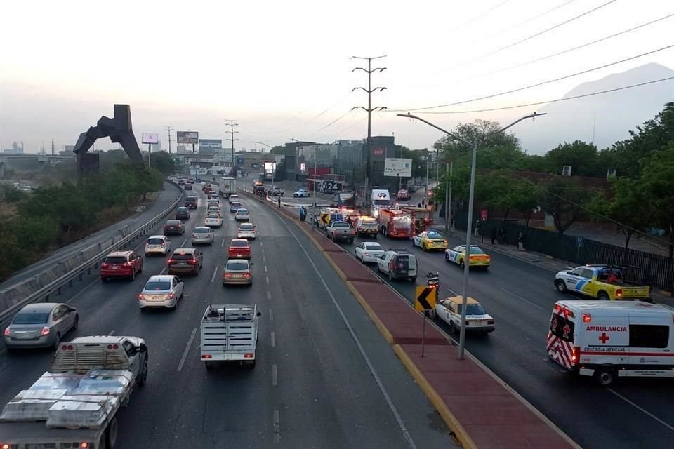 La vialidad de Morones Prieto se vio colapsada tras el cierre de los carriles ordinarios luego del accidente.