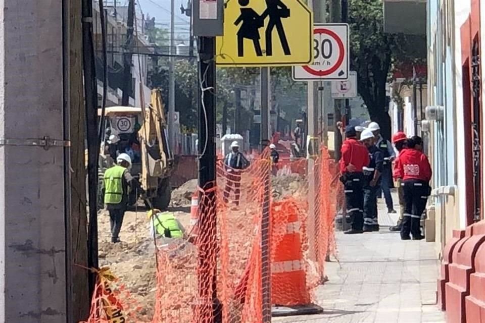 Unos 100 empleados de la Presidencia Municipal de San Pedro fueron evacuadas por Protección Civil.