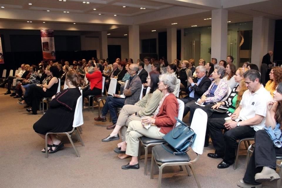 La escritora Ethel Krauze presenta su libro 'Samovar' en el Centro Israelita de Monterrey.