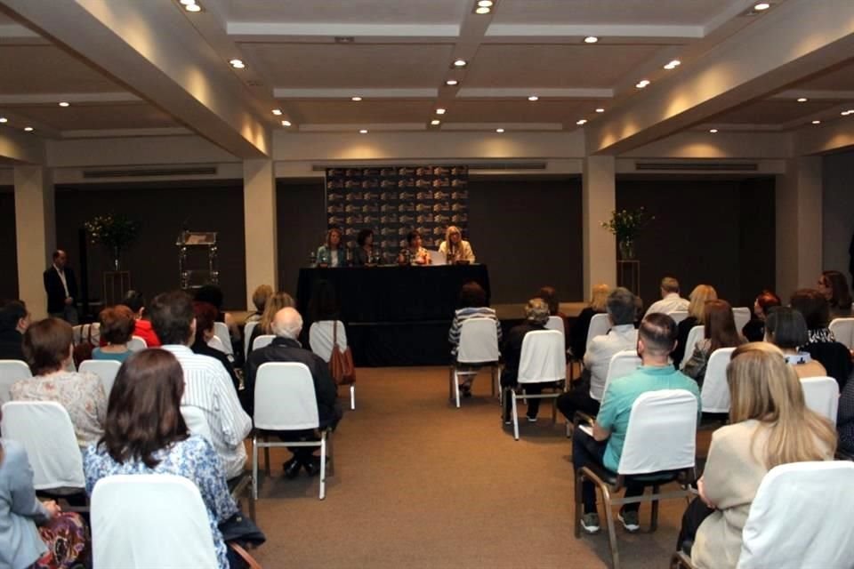 La escritora Ethel Krauze presenta su libro 'Samovar' en el Centro Israelita de Monterrey.