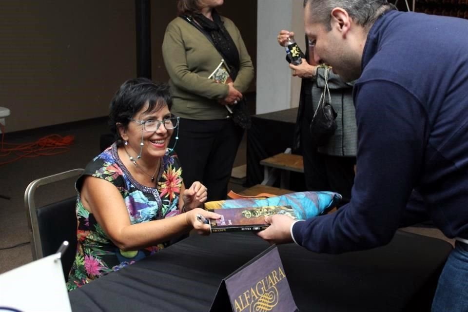 La escritora Ethel Krauze presenta su libro 'Samovar' en el Centro Israelita de Monterrey.