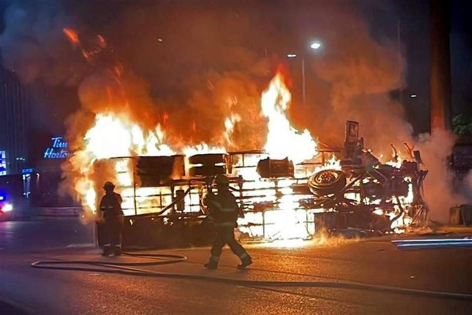 5:50 HORAS Un camión de la Ruta 85 La Playa chocó con auto y se incendió en la Avenida Morones Prieto. 