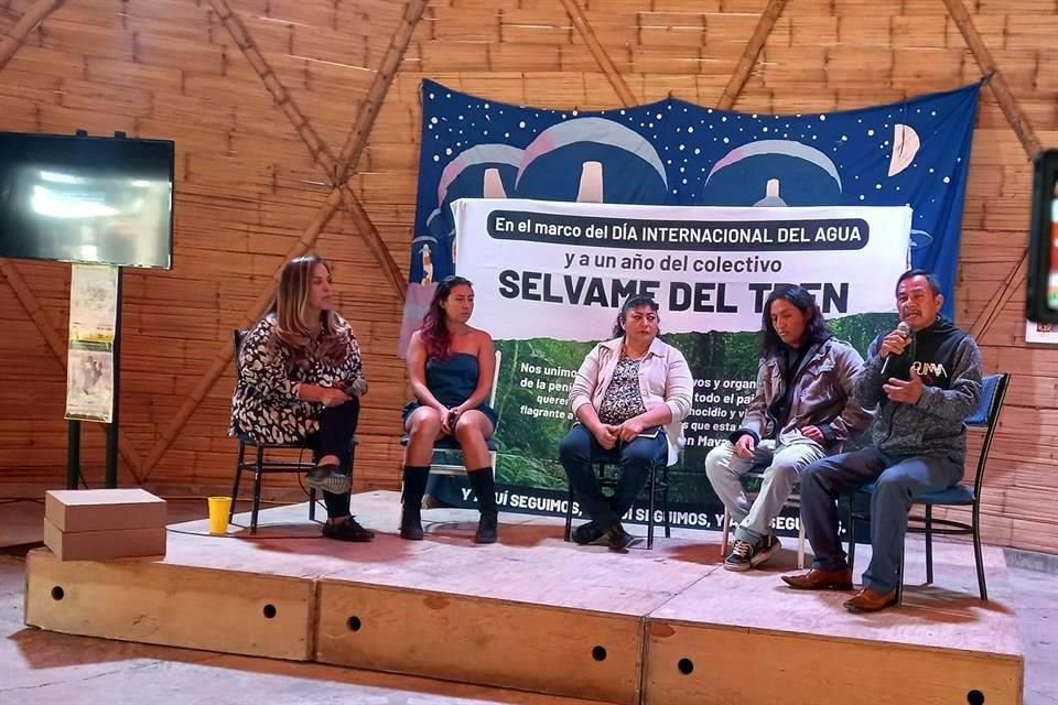 Rueda de prensa organizada por activistas de campaña 'Selvame del Tren'.