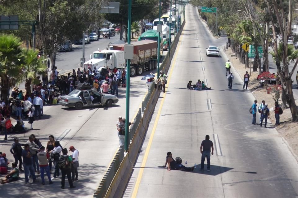 Los maestros bloquearon ambos sentidos de la vía.