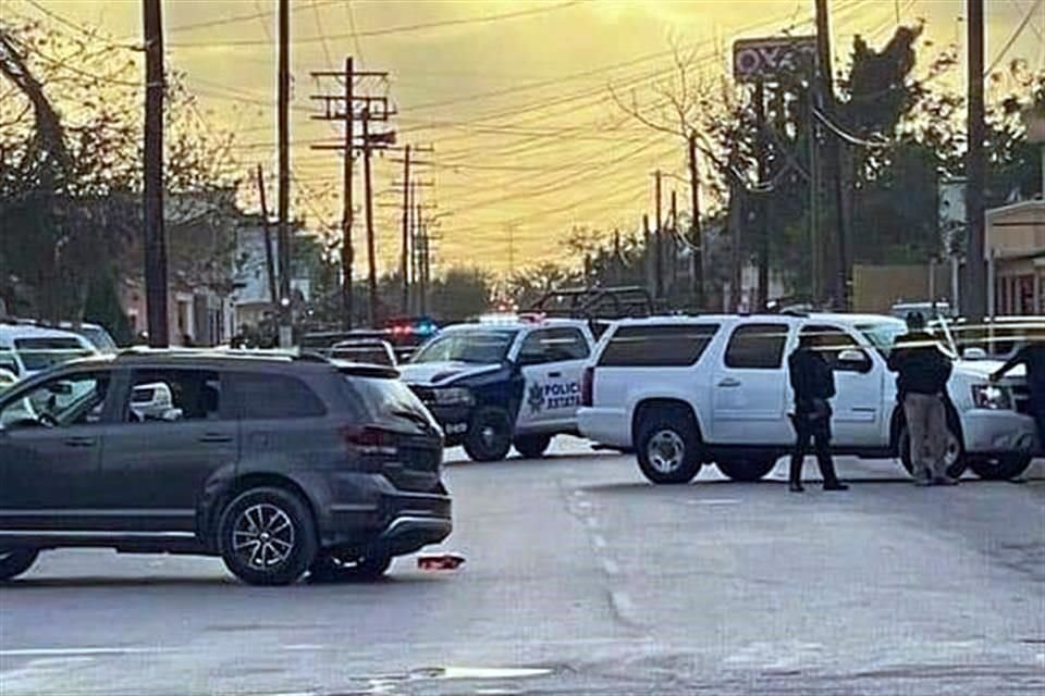 De acuerdo con versiones extraoficiales, los pistoleros emboscaron a los agentes cuando estos realizaban recorridos por la zona.