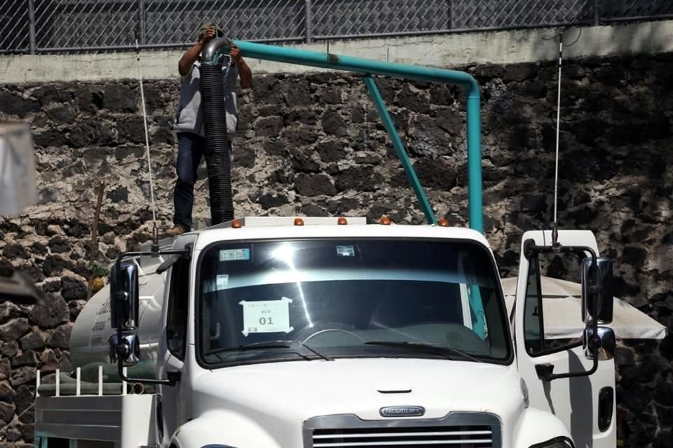 El Sistema de Aguas presenta programa de entrega de agua con pipas En el acceso del Bosque de Tlalpan