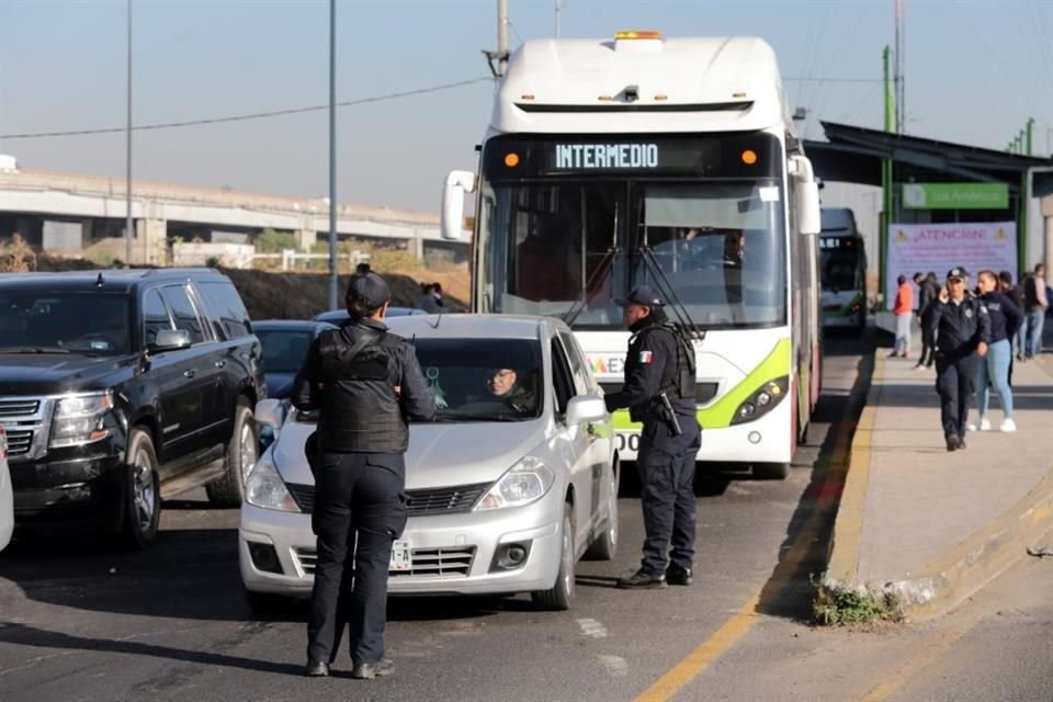 Durante las casi dos horas que duró el operativo, varios policías fueron sancionados.