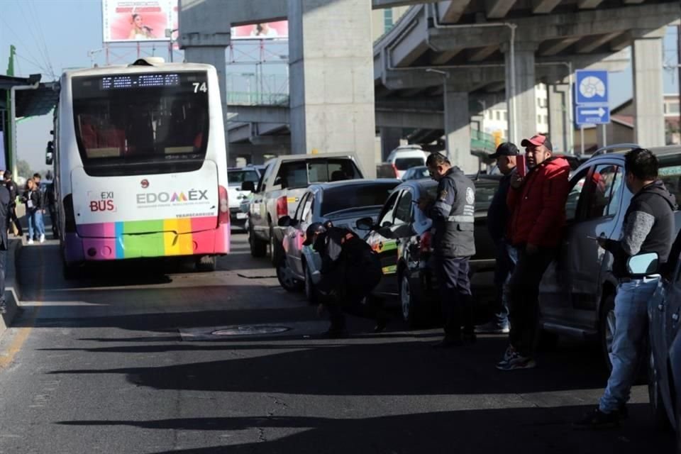 Agentes de Tránsito se apostaron afuera de la estación Las Américas del Méxibús Línea 1.