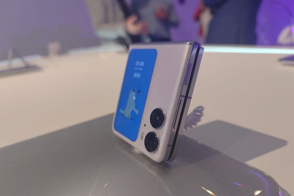 El dispositivo presenta un diseño de tipo concha, similar al Samsung Galaxy Z Flip4.