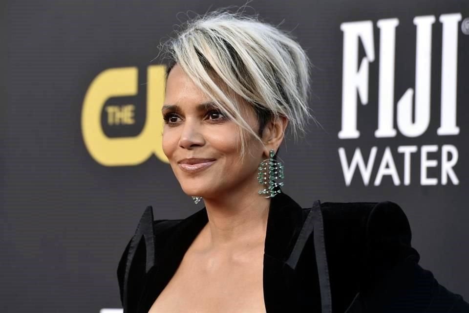 La actriz Halle Berry apoya proyecto que busca crear leyes que investiguen y eduquen sobre el tema de la menopausia.