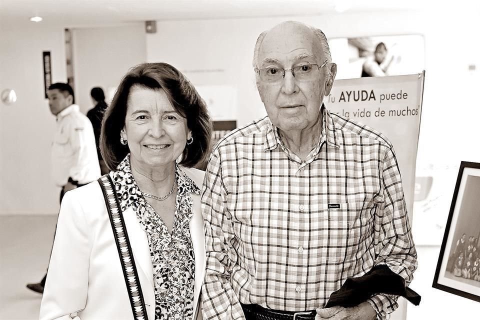 CON SU ESPOSA. Angelina Zambrano de Garza
