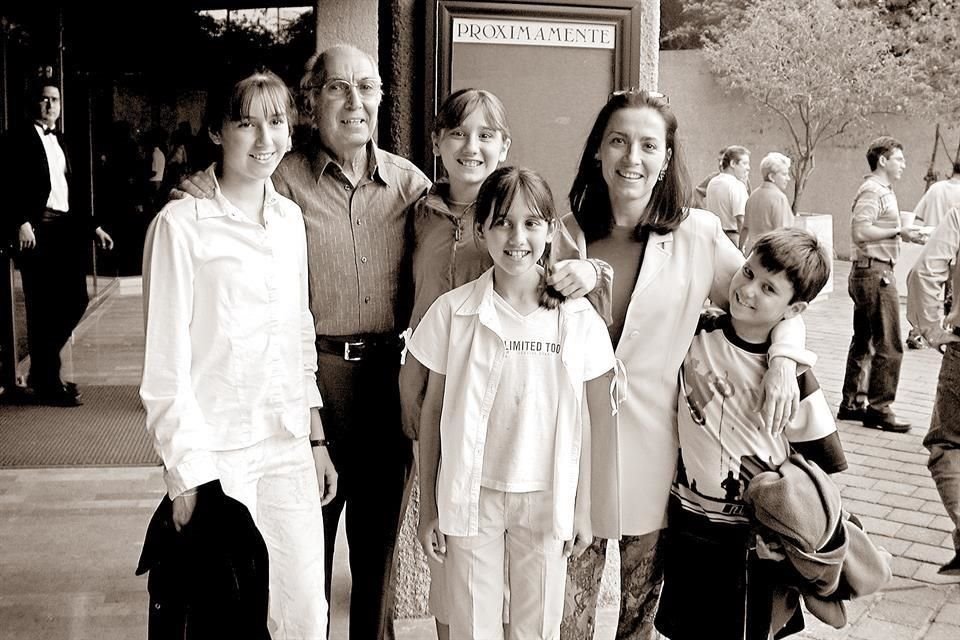Francisco con su hija Cecilia Garza Zambrano y con Alejandra González, Magda González, Marcela González y David Zorrilla Garza, en el 2002.