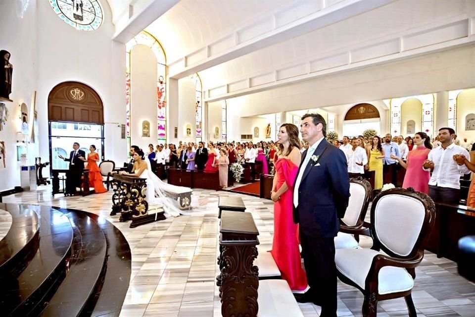 Ileana Cazarín de Sada y Juan Ignacio Sada Flores, papás de la novia, durante la misa