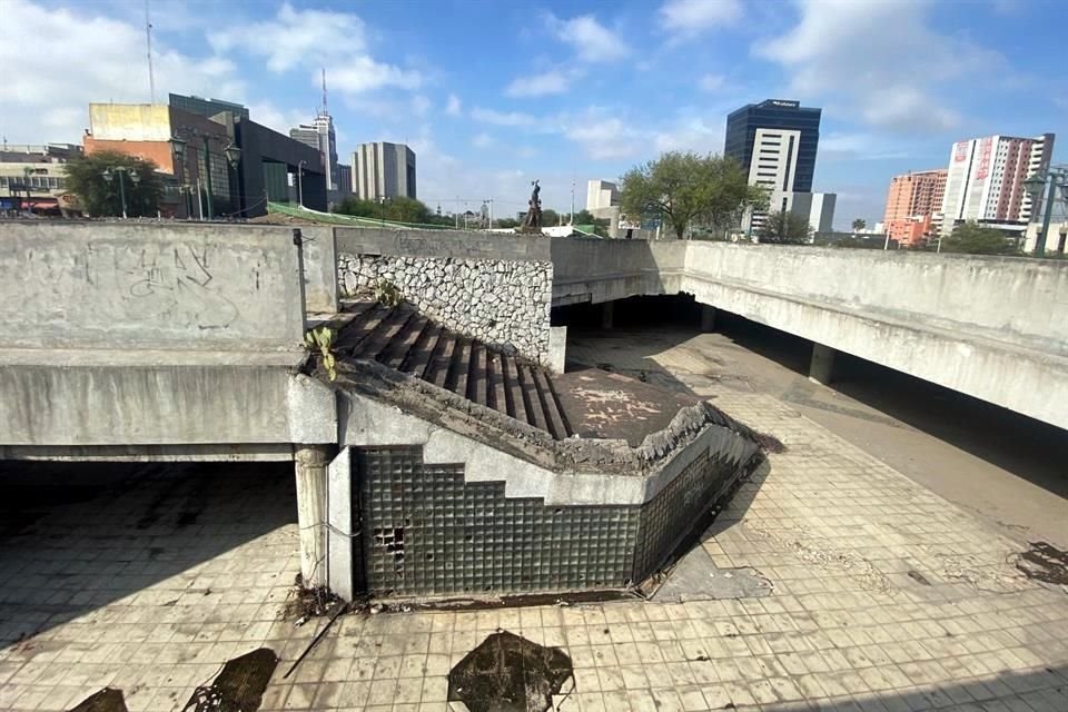 El centro comercial subterráneo Gran Plaza tiene más de 20 años abandonado y se busca que sea sede de los puesteros.