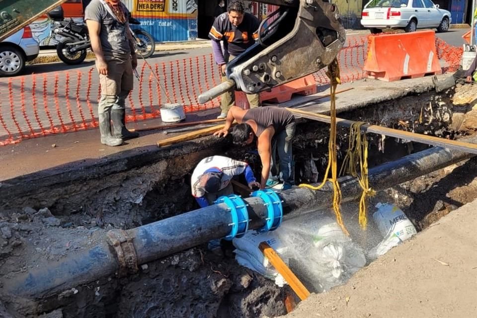 El miércoles, vecinos de Santa Úrsula reportaron una fuga en la Calle Santo Tomás, pero fue solucionado por el Sacmex hasta ayer.