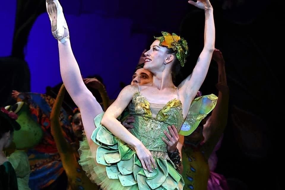 Natalie Álvarez, como Tinkerbell, se mostró fuerte y llena de energía.