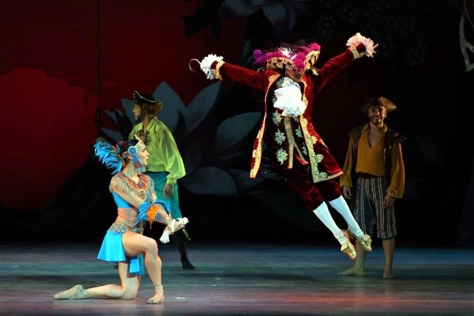 Basada en la historia de J.M Barrie, este ballet de dos actos y con poco más de dos horas de duración deleitó al público que no llenó en su totalidad la Gran Sala del Teatro de la Ciudad.