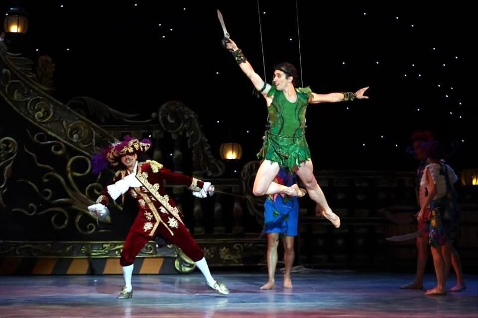 Sin embargo, fue evidente que el público quedó cautivado por las aventuras de Peter Pan y sus Niños Perdidos, los hermanos Darling y el Capitán Hook con sus secuaces.