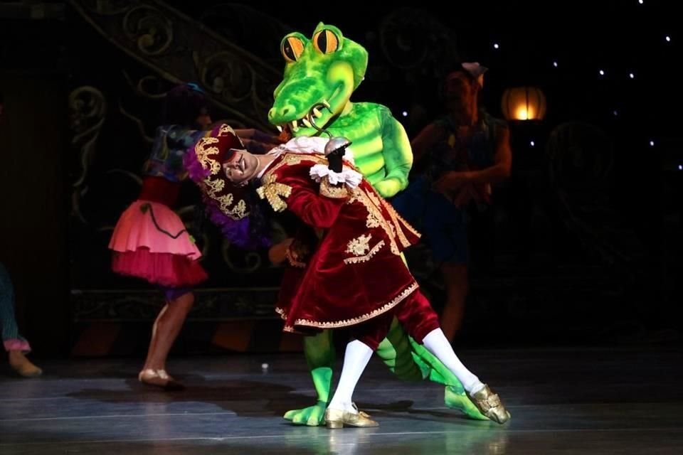 De pronto, el público estallaba en carcajadas cuando aparecían en escena Nana, The Dog y Crocodile, interpretados por Miguel Ángel Martínez y Alejandro Reyes, respectivamente.
