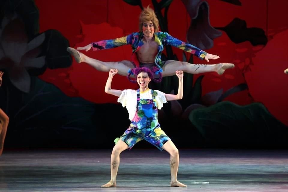 El eclecticismo de la coreografía también permea la escenografía, utilería y vestuarios, que logran una atmósfera colorida y alegre, muy necesaria en una obra de este tipo.