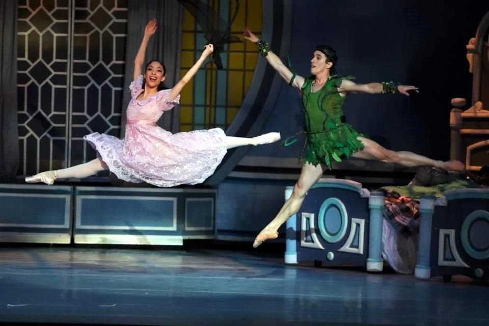 El elenco del ballet estuvo encabezado por Vladimir Piedra, como el 'niño eterno', y Andrea de León, como Wendy, quienes se desempeñaron con limpieza y con la gracia que sus personajes demandan.
