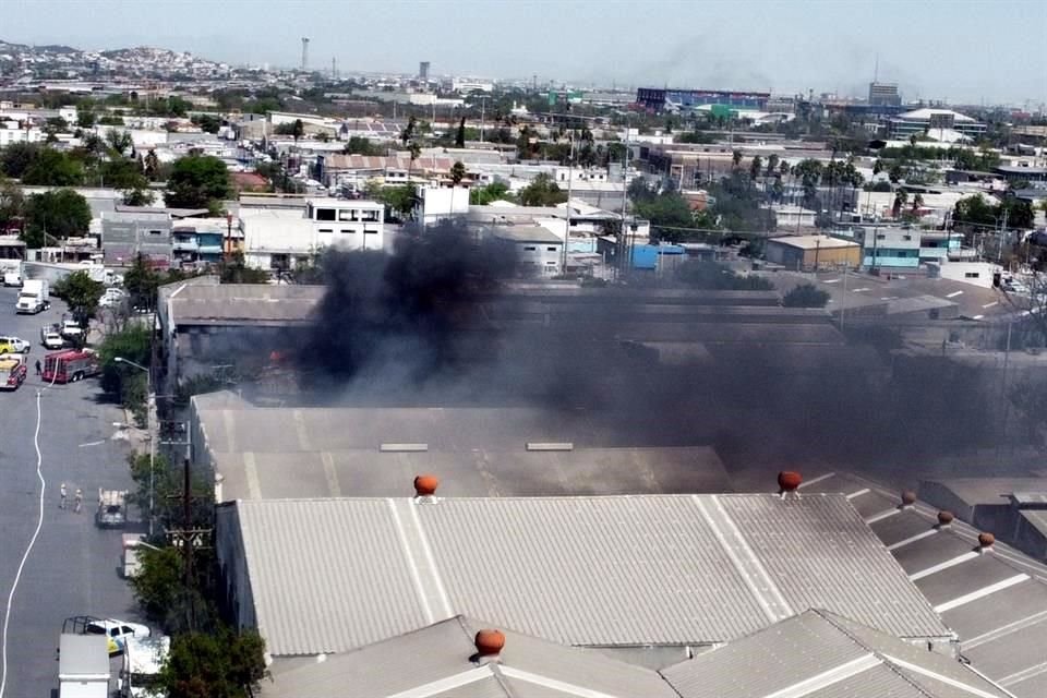 Decenas de trabajadores fueron evacuados por el incendio de una bodega de muebles y aparatos eléctricos, en la Colonia Bella Vista.