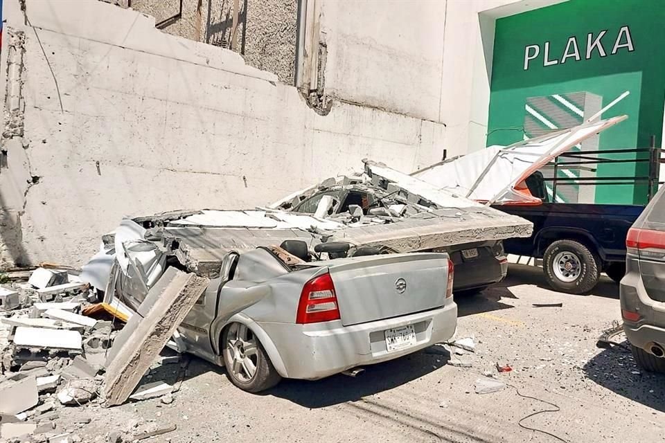Una barda cayó sobre tres vehículos estacionados en un negocio de la Colonia Niño Artillero.