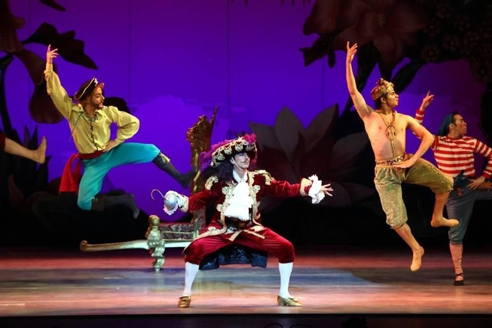El bailarín principal Brian Ruiz personificó al antagonista de Peter Pan, el Captain Hook.