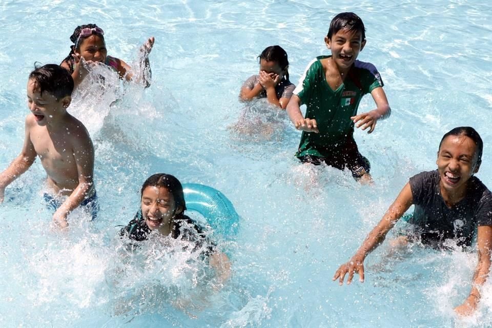Los niños disfrutaron de los parques acuáticos municipales de Apodaca, que ayer arrancaron la temporada por primavera.
