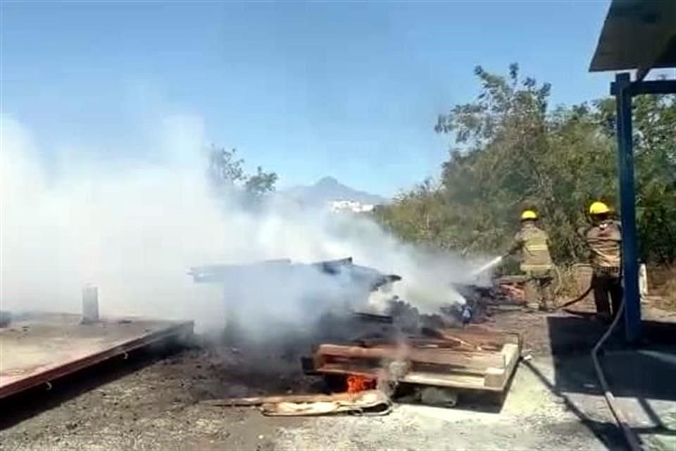 Un incendio en una tarimera consume pedacería de madera, plástico y basura del lecho del Río Pesquería, en la Col. Metroplex, en Apodaca.