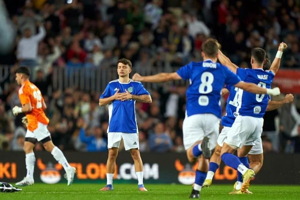 El Barrio celebra la victoria ante Aniquiladores en el Camp Nou.