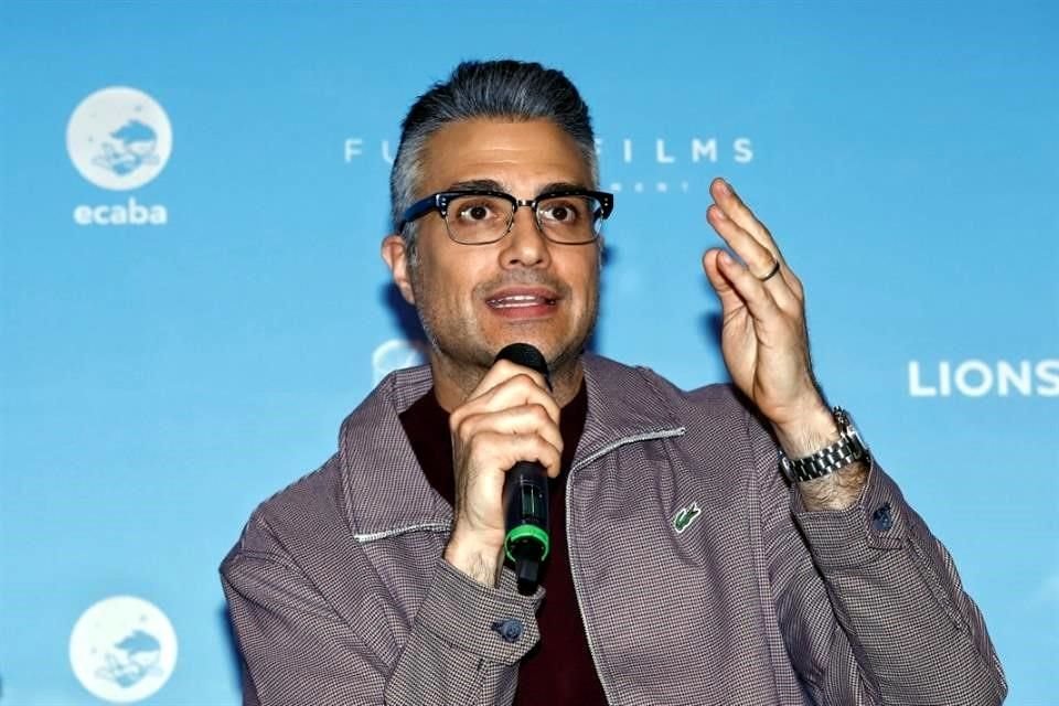 Jaime Camil fue criticado en redes sociales por interpretar el himno nacional de Estados Unidos en Texas.