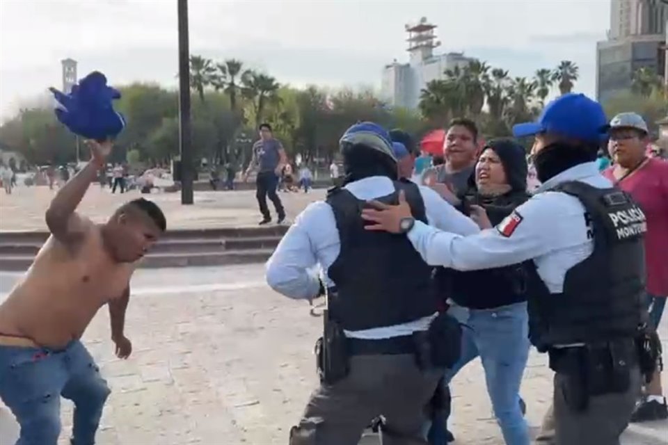 Los comerciantes forcejearon con policías de Monterrey para evitar que se llevaran la mercancía de la vendedora ambulante.
