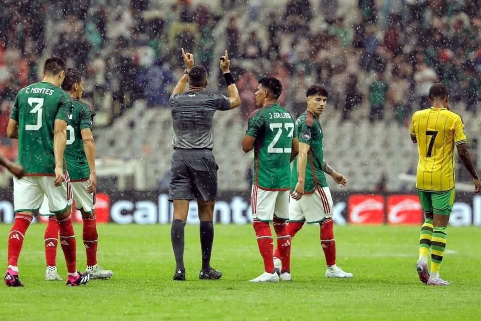 El central indicando que el partido era suspendido por la lluvia.