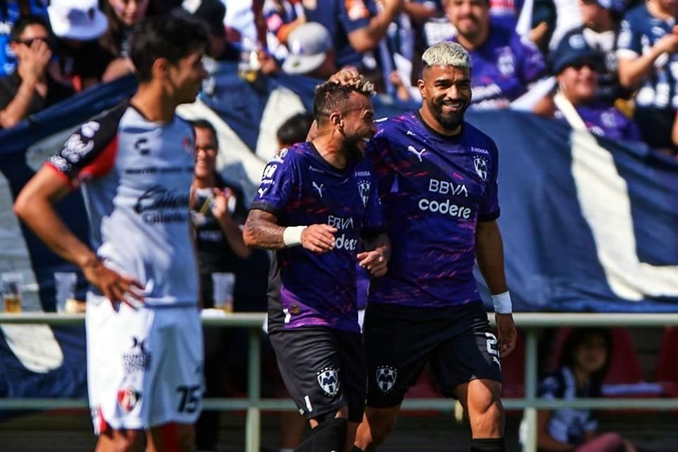 Rodrigo Aguirre (der.) espera que al buen momento de Rayados se le sume el título.