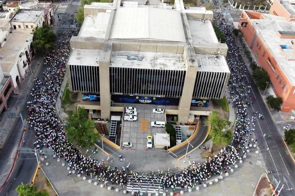 Miles de personas, principalmente niñas y niños, marcharon por la Macroplaza para exigir mejorar la calidad del aire.