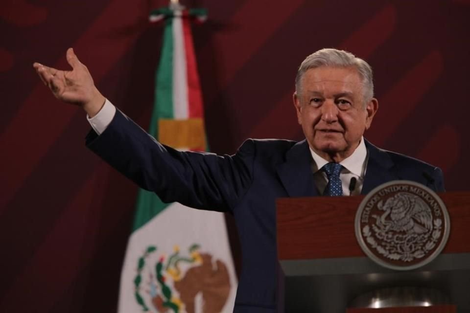 El Presidente en conferencia de prensa.