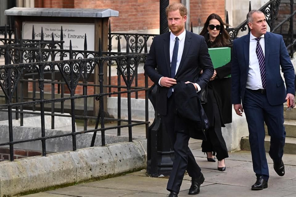 El Príncipe Enrique apareció por sorpresa en Londres para estar presente en una vista judicial por su demanda contra la prensa.