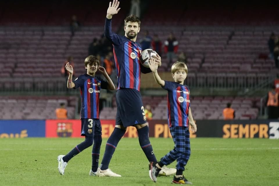 Gerard Piqué habría olvidado a su hijo Sasha, de 8 años, al interior de una tienda en Barcelona; lo tunden en redes.