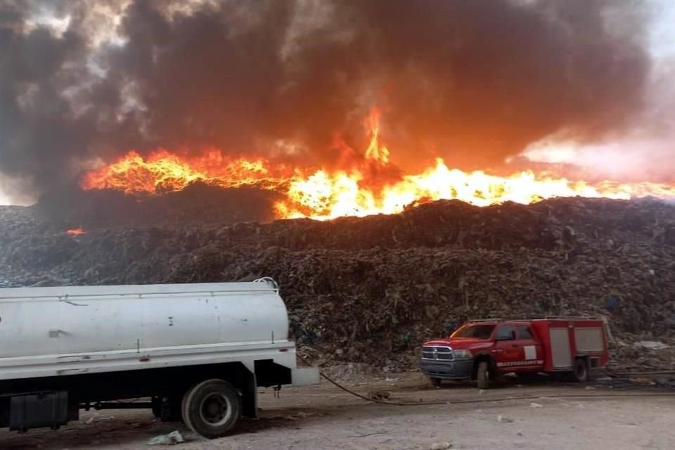 En medio de contingencia ambiental, un incendio en el basurero municipal de Tepotzotlán, Edomex, suma 23 horas; aseguran que no hay riesgo.