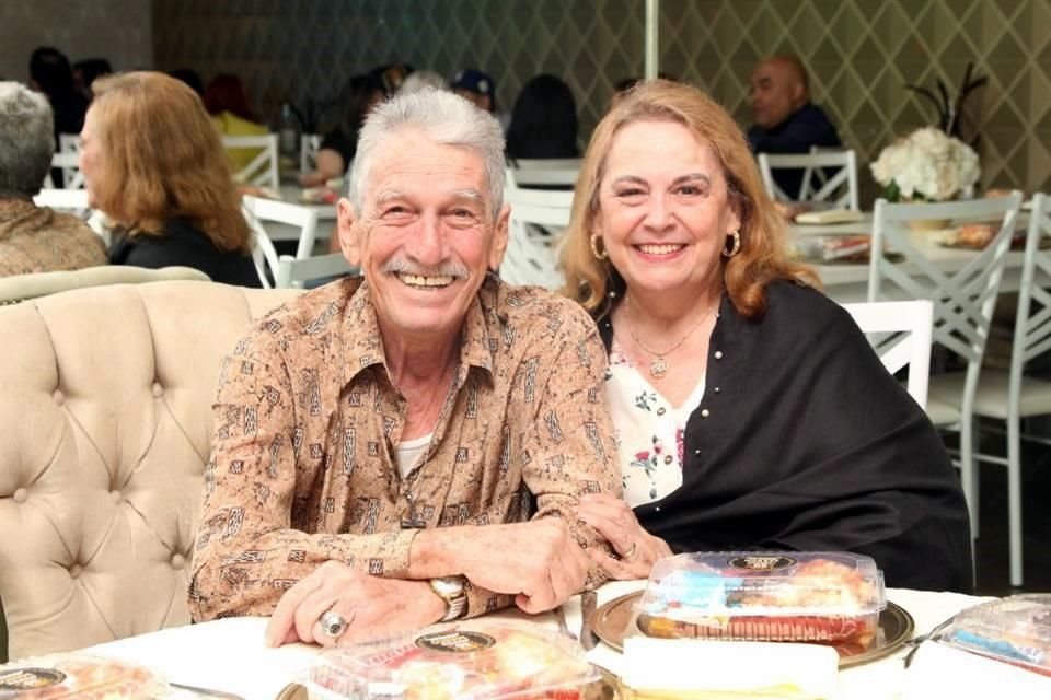 Blanca Leal de Cavazos y César Cavazos, suegros del festejado