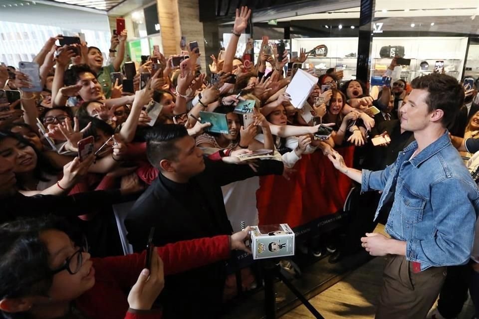 Pese a los empujones y la locura provocada, las fans de Mendes supieron comportarse.