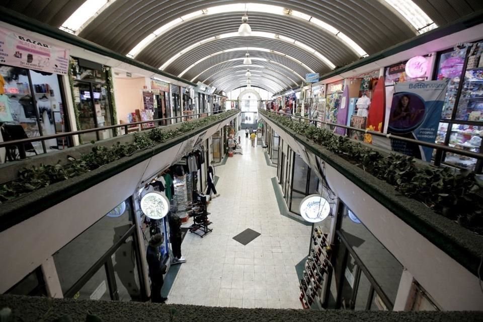 Locatarios de la Plaza Comercial Tláhuac señalan que han sido afectados por las obras de la Línea 12.