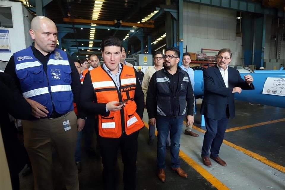 El Gobernador Samuel García recorrió ayer la empresa donde se realizan las bombas para El Cuchillo 2.