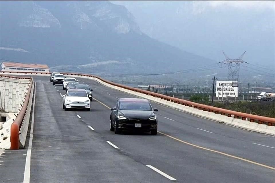 El Canciller Marcelo Ebrard y el Gobernador Samuel García recorren a bordo de autos Tesla los terrenos donde se construirá la gigaplanta.