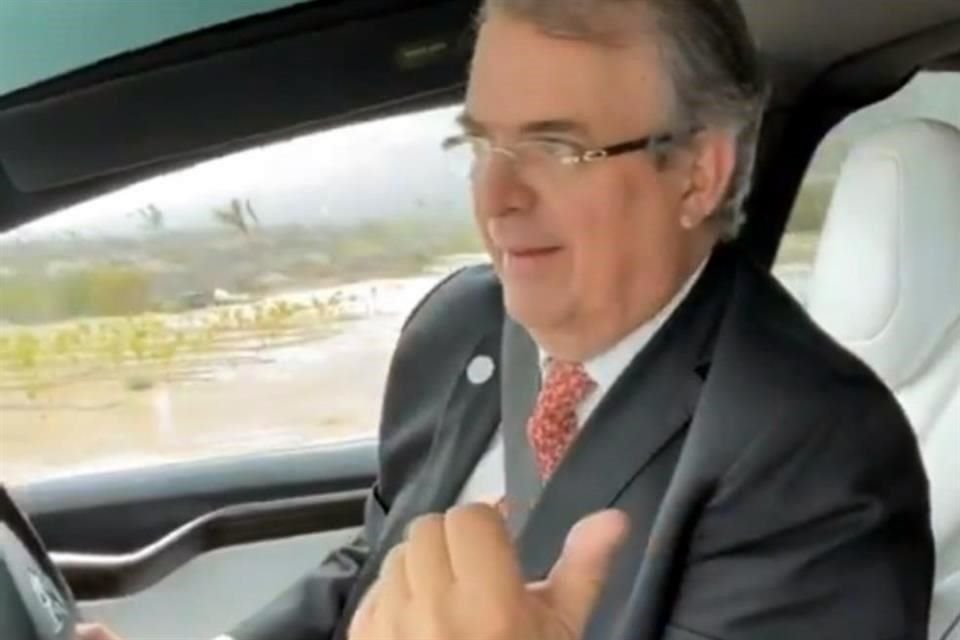 El Canciller Marcelo Ebrard y el Gobernador Samuel García recorren a bordo de autos Tesla los terrenos donde se construirá la gigaplanta.