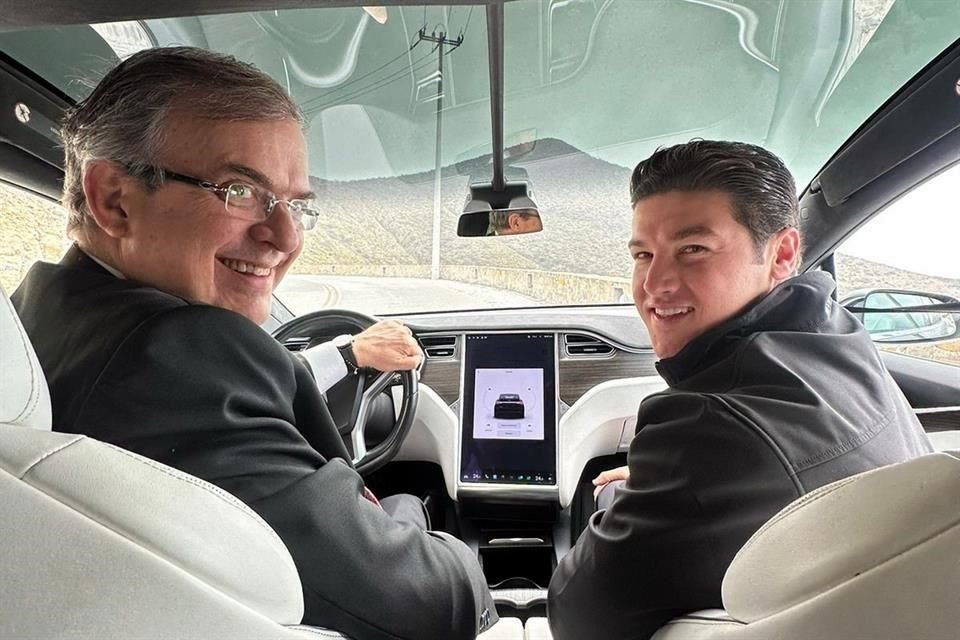 En un auto de Tesla, el Canciller Marcelo Ebrard y el Gobernador Samuel García recorrieron los predios donde se construirá la Gigaplanta en Santa Catarina.